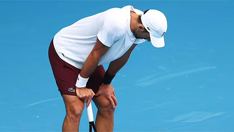 Djokovic tập luyện được 12 phút thì phải bỏ